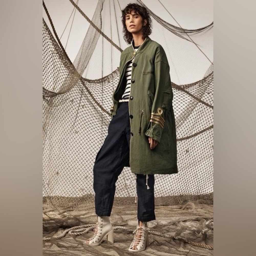 Zara SRPLS Khaki Green Coat with Gold Details
Zara SRPLS Summer 2020 Collection - Picture 5 of 14